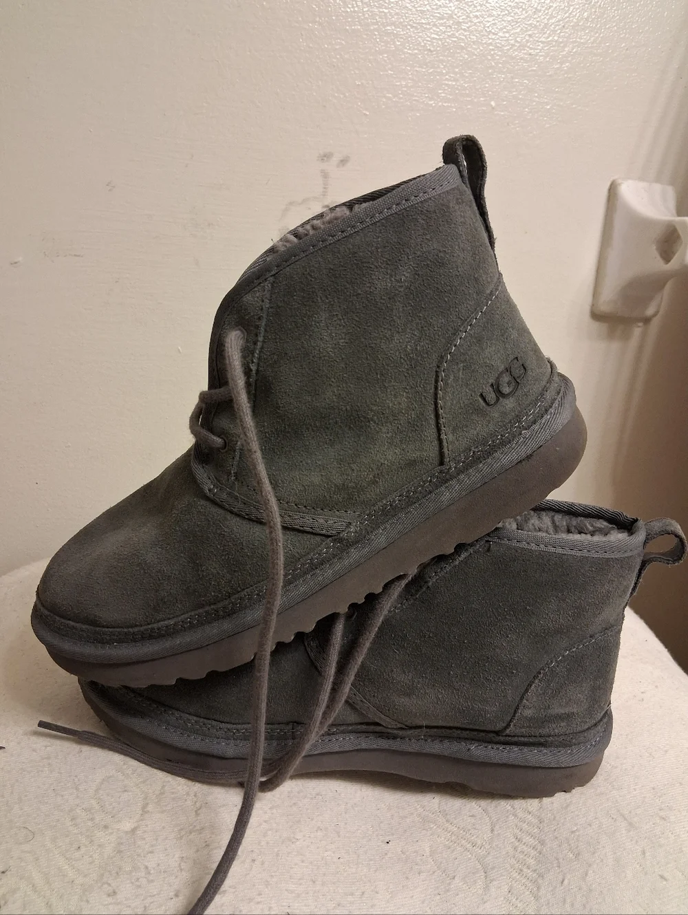 Mens UGG gray Suede Winter Boots with Sherpa Lining Sheepskin Size 6, Fit for 5